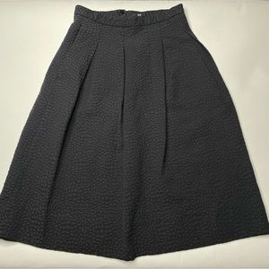 H&M charcoal gray pleated, textured midi skirt with pockets - Size 6